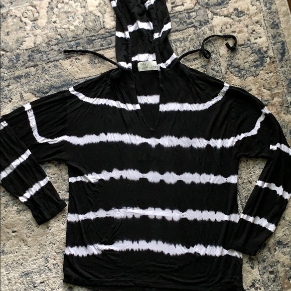 Vintage Havana Tops - Vintage Havana- Black /White Pullover- Small